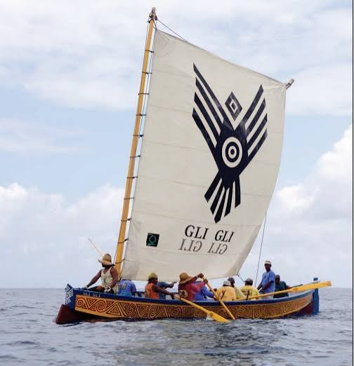 Le grand canoë kalinago Gli Gli sous voile, avec son équipage