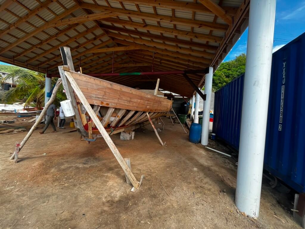 Coque en construction sous le nouveau toit du chantier de Carriacou