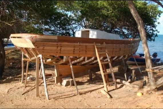 Un sloop en construction sur la plage de Windward, à Carriacou