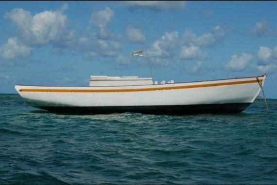 Un deck sloop au mouillage devant Windward