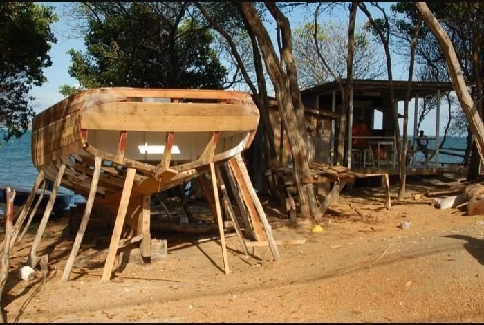 Un bateau en chantier chez Bernard Compton, à côté de son rum-shop