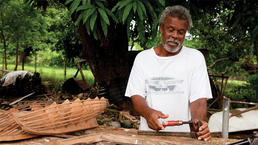 Alwyn Enoe, maître charpentier de Carriacou