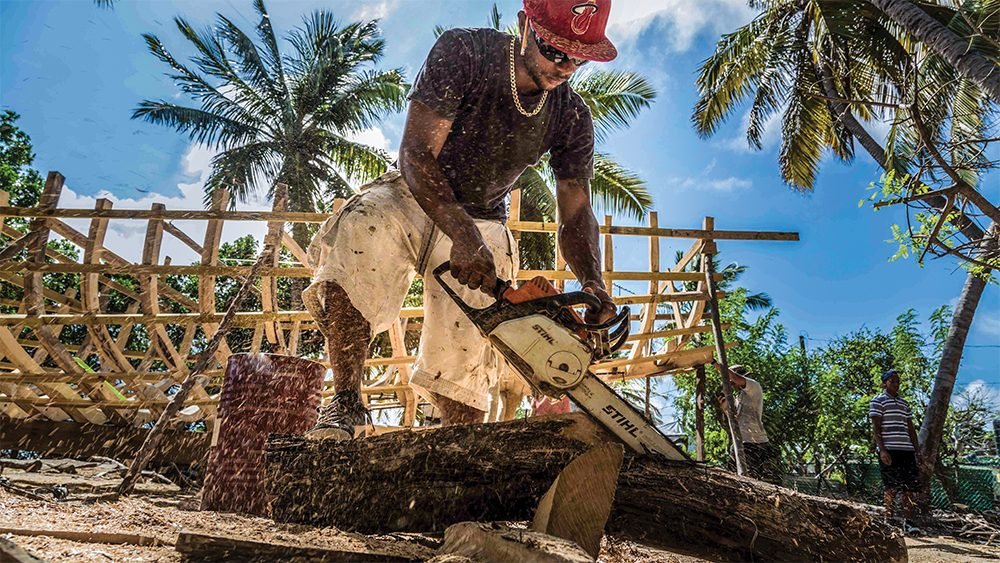 Un sloop de Carriacou en début de construction sur la plage