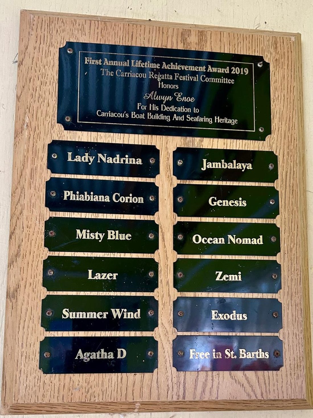 Plaque du Lifetime Achievement Award 2019 listant les douze sloops d’Alwyn Enoe