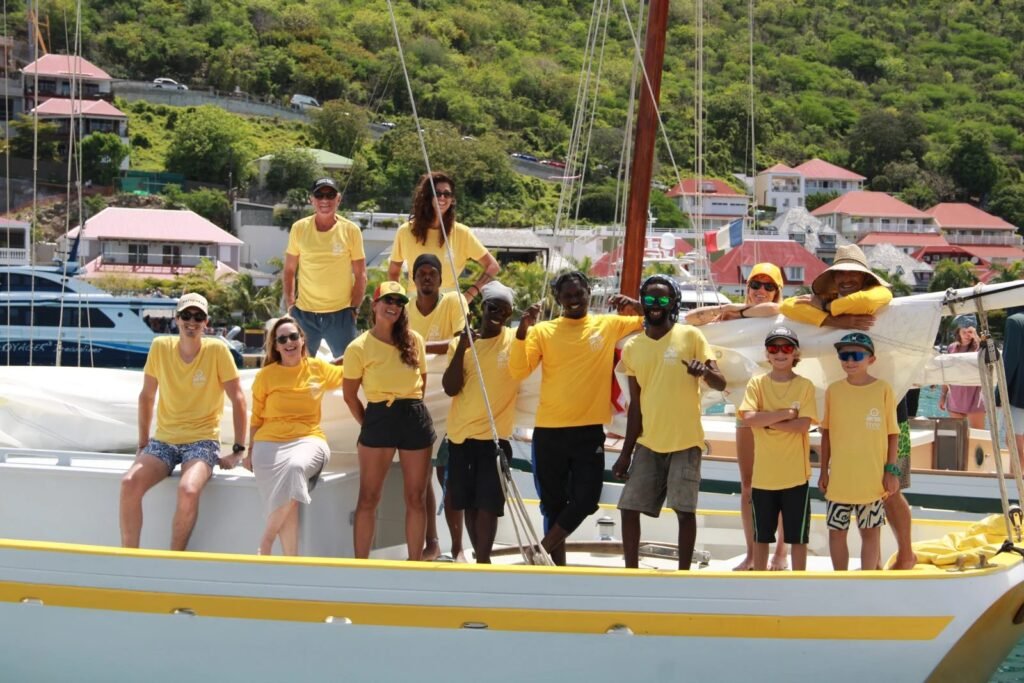L’équipage de Free In St Barth réuni sur le pont, dans le port de Gustavia