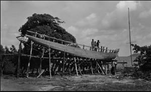 Le Mermaid sur ses tins, entouré de son équipe de constructeurs