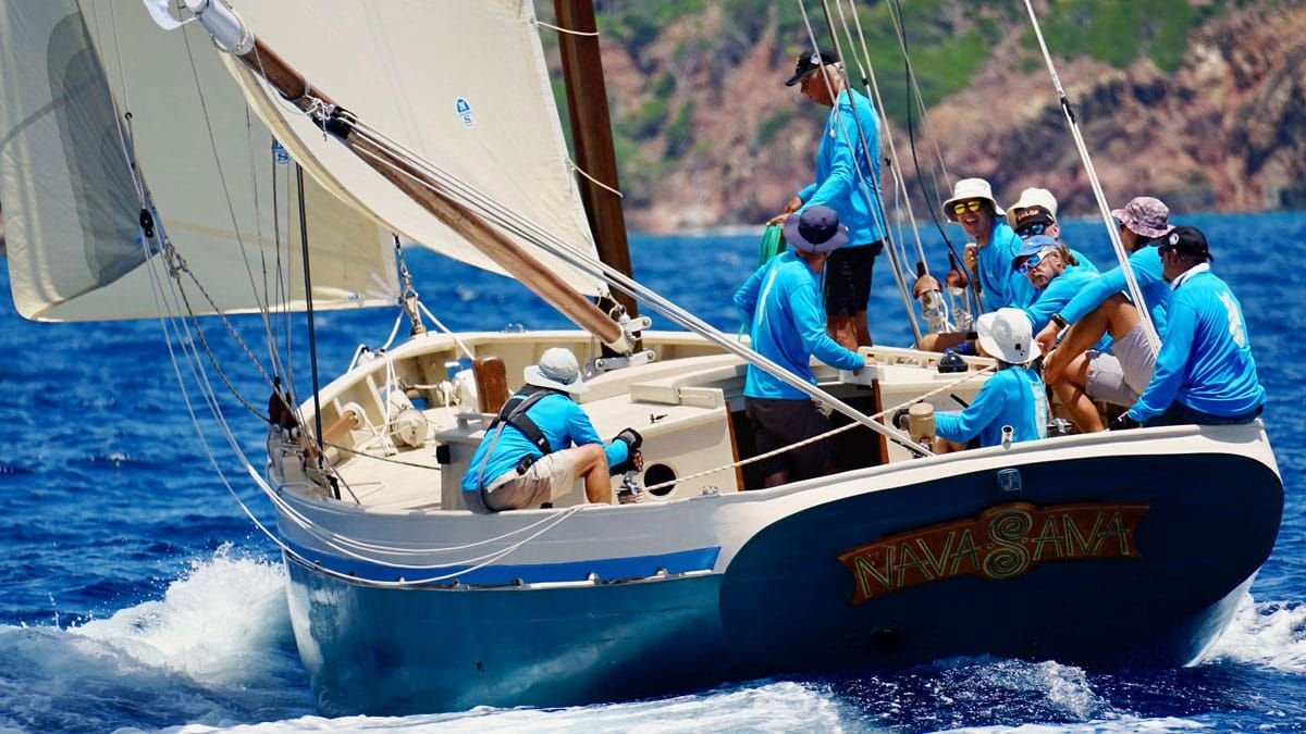 Le sloop Navasana sous voiles