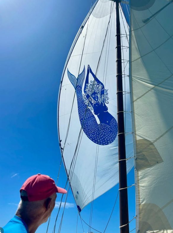 La sirène du logo de Navasana, en posture du bateau, imprimée sur le spinnaker