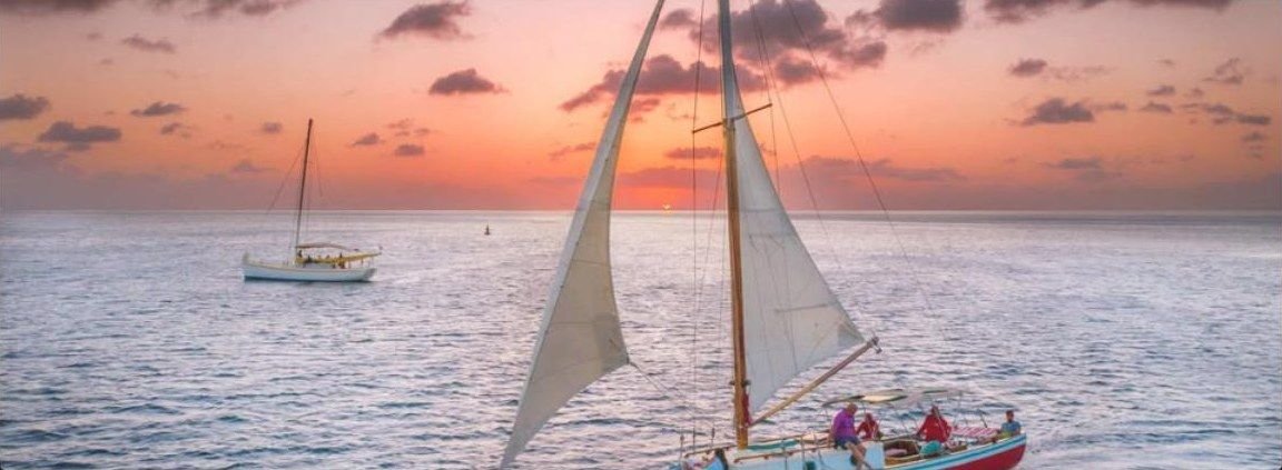 Savvy en croisière au coucher du soleil au large de la Grenade
