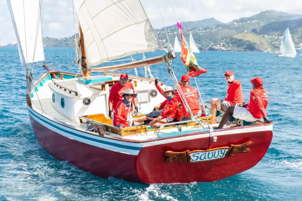 Le Carriacou sloop Savy et son équipage en régate au large de Grenade
