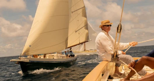 Aragorn Dick-Read à la barre du Carriacou sloop Genesis pendant la West Indies Regatta 2026