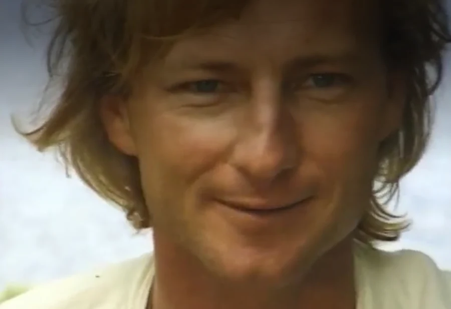 Portrait d’Aragorn Dick-Read jeune, cheveux au vent, souriant face à la mer — image extraite de son film