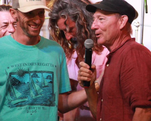 Aragorn Dick-Read au micro aux côtés de Vincent, en tee-shirt West Indies Regatta 2026, lors de l’inauguration du festival