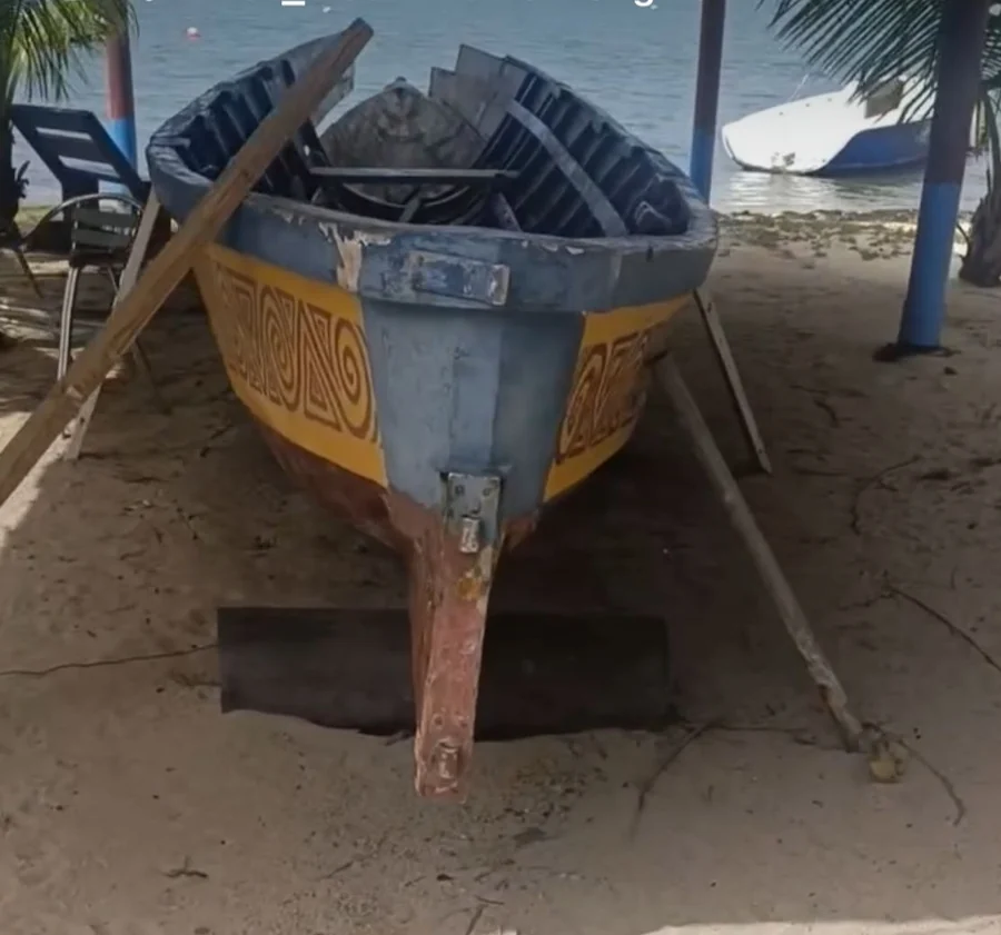 Le canoë Gli Gli à terre sur ses béquilles à Trellis Bay, l’étrave abîmée, en attente de réparation