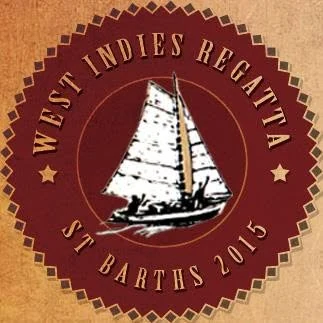 Logo 2015 de la West Indies Regatta St Barth : un sloop sous voiles dans un médaillon rond bordeaux
