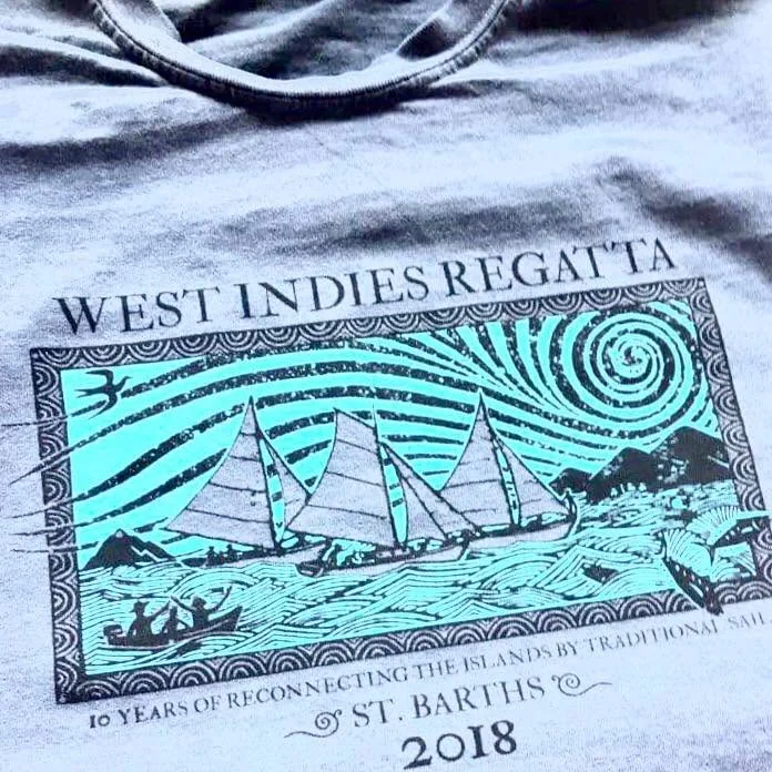Tee-shirt 2018 de la West Indies Regatta St Barth, dessin d’Aragorn Dick-Read imprimé en turquoise, mention « 10 years of reconnecting the islands by traditional sail »