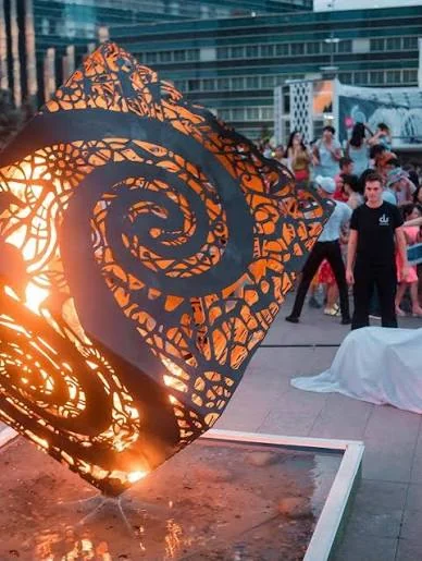 Une sculpture de feu cubique ajourée d’Aragorn Dick-Read, le dessin révélé par les flammes