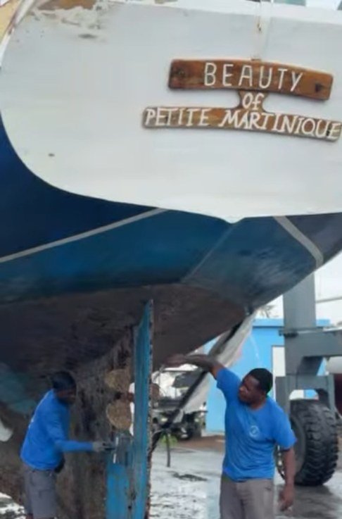 Le nom sculpté « Beauty of Petite Martinique » sous le tableau arrière, coque nettoyée au jet