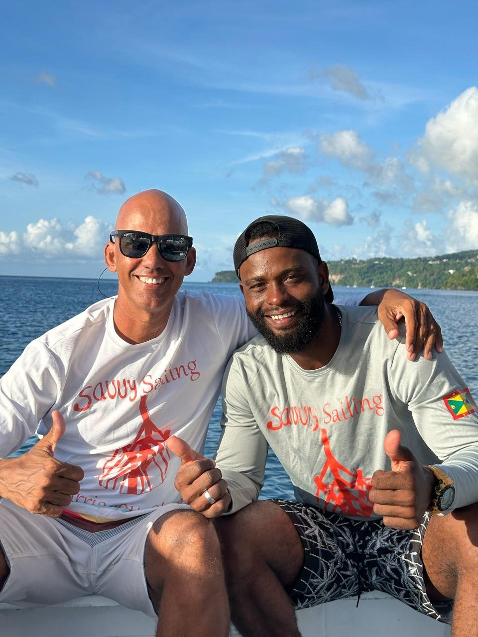 Danny Donelan et son capitaine à bord, en tee-shirts Savvy Sailing, au large de la Grenade