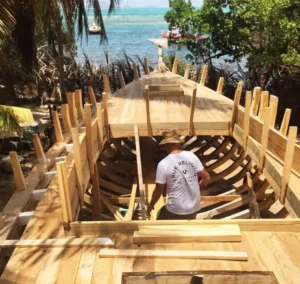 Le bateau en plein chantier