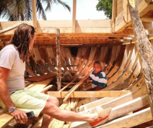 Thierry et Alwyn en train de construire le pont