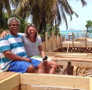 Thierry et Alwyn posant sur le pont en construction
