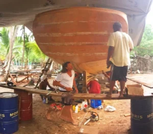 Thierry et Alwyn posent la couche de finition