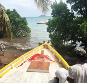 Un mouton a été tué avant la mise à l’eau : seule la mer lavera le pont