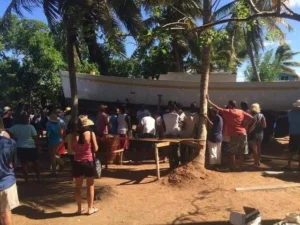 Préparation de la mise à l’eau, sur la plage