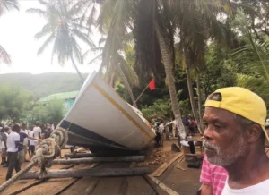 Ils tirent le bateau jusqu’à la mer sous la direction d’Alwyn