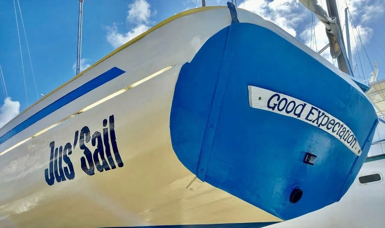 L’étrave de Good Expectation au sec, avec son nom et celui de Jus’ Sail