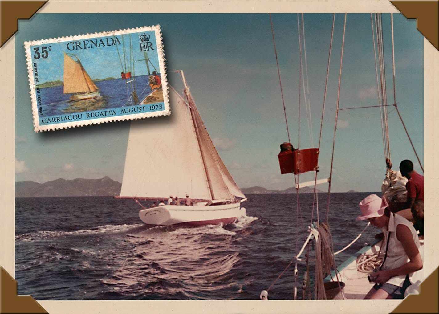 Photographie ancienne du Mermaid sous voiles en régate, vue depuis le pont d’un concurrent, et un timbre de 35 cents de la Grenade représentant le sloop pour la Carriacou Regatta d’août 1973