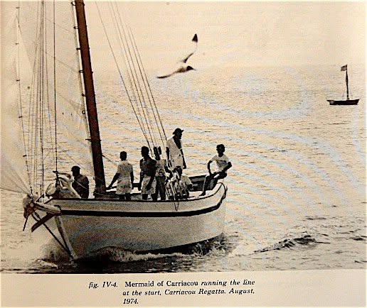 Photographie ancienne du Mermaid of Carriacou longeant la ligne de départ de la Carriacou Regatta en août 1974, six équipiers sur le pont et un goéland au-dessus de l’étrave