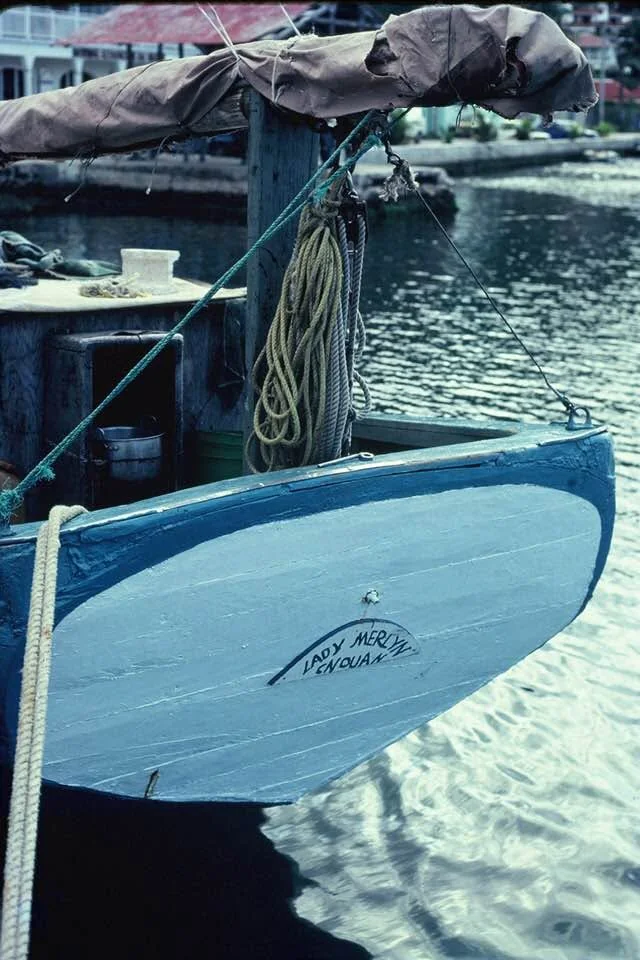 Le tableau arrière bleu du sloop Lady Merlyn, immatriculé à Canouan