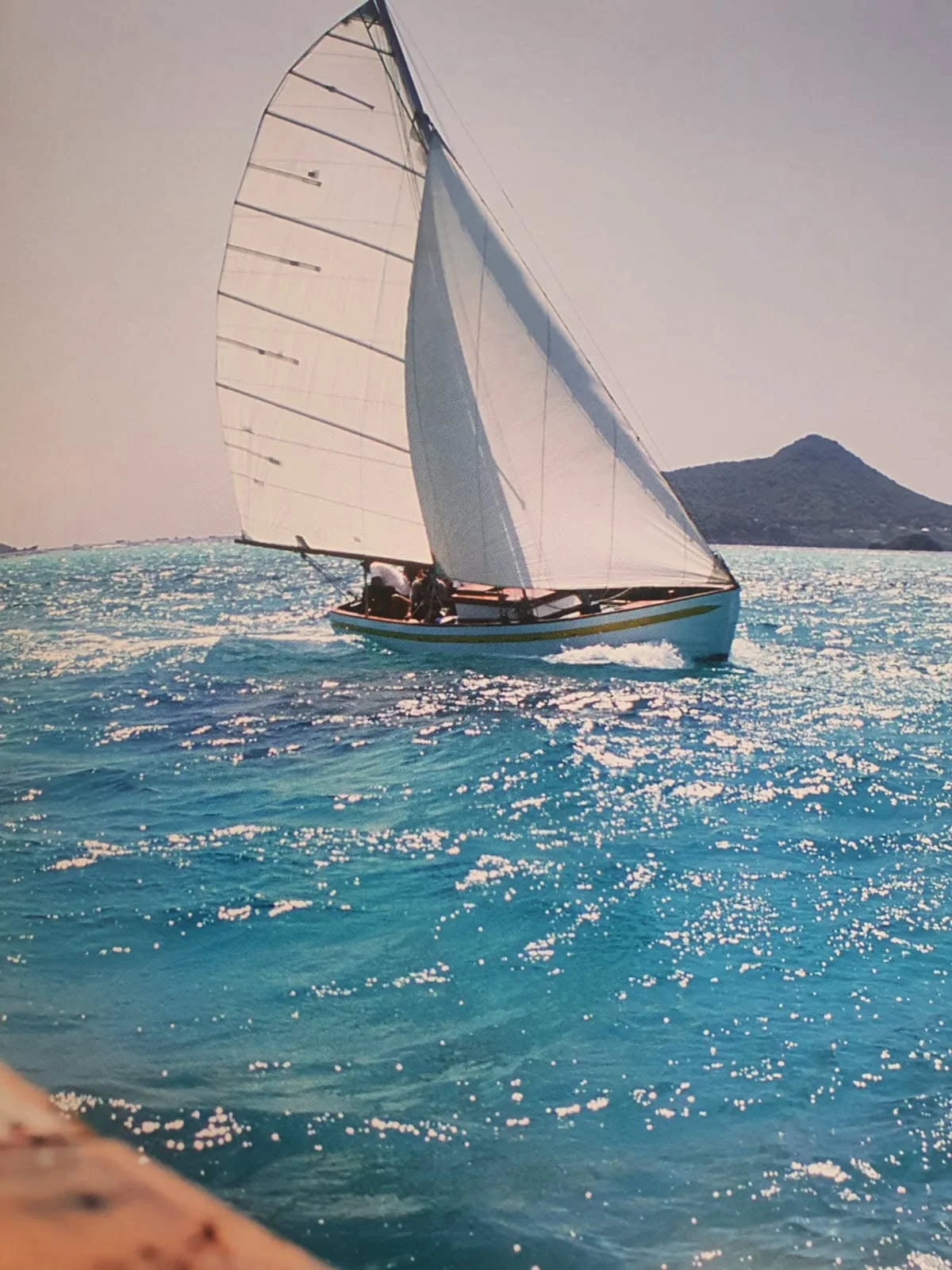 Le sloop Marie Stella, coque blanche à liseré vert, sous voiles