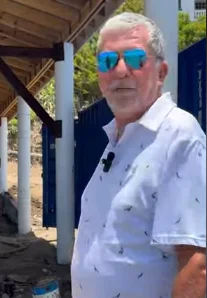 Piero Zipoli devant le hangar de son atelier à Windward
