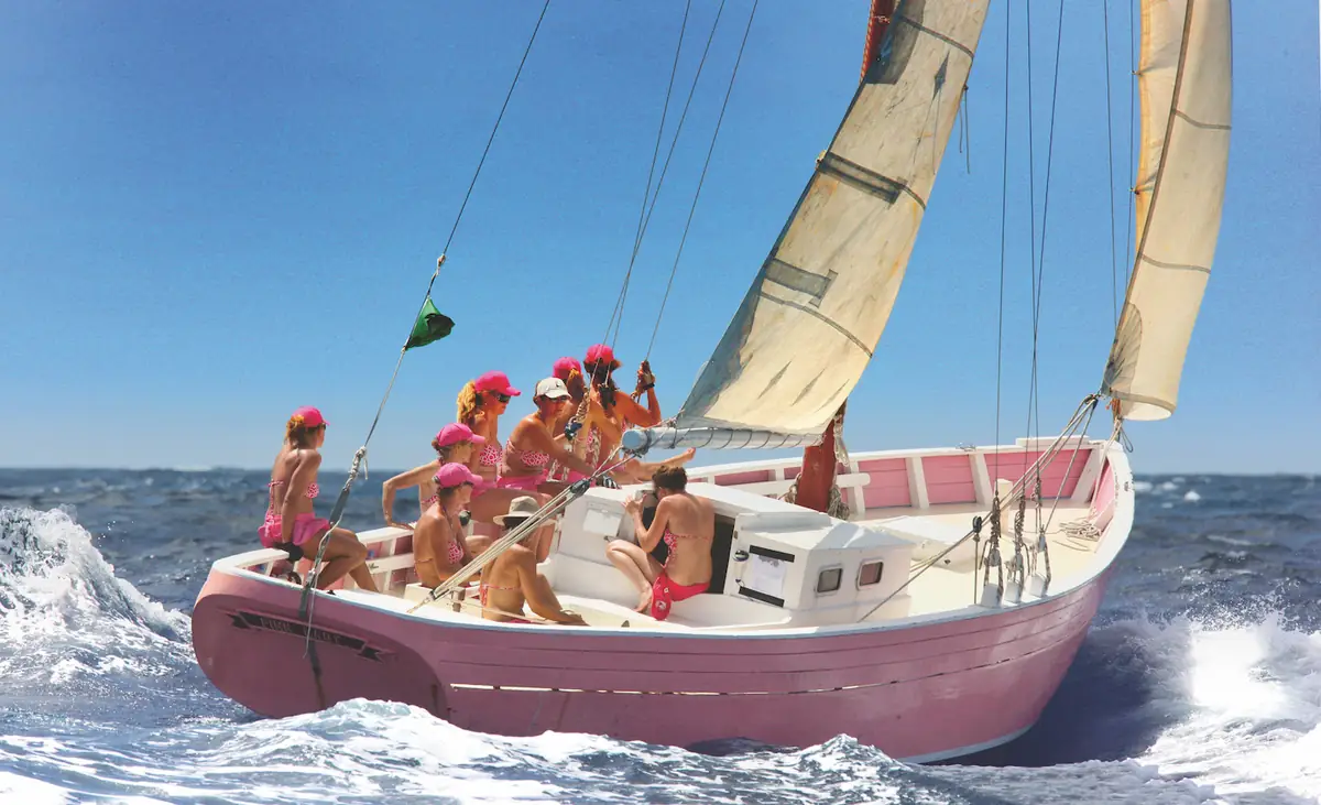 Le sloop de Carriacou Pink Lady sous voiles avec son équipage féminin
