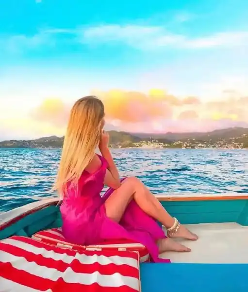 Passagère à bord d’un sloop de Carriacou au coucher du soleil, au large de la Grenade