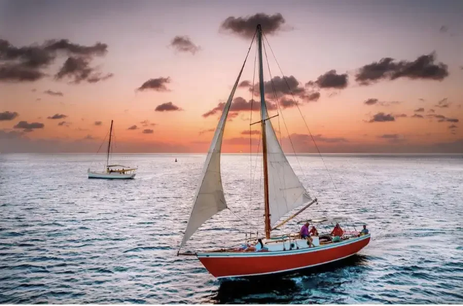 Savvy en croisière au coucher du soleil au large de la Grenade