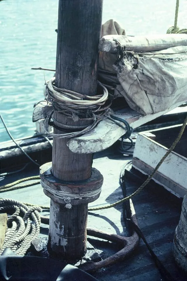 Le pied de mât d’un sloop, cordages lovés sur le pont