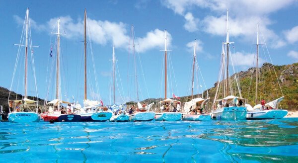 Sloops et goélettes de la West Indies Regatta amarrés côte à côte au mouillage, à Saint-Barthélemy