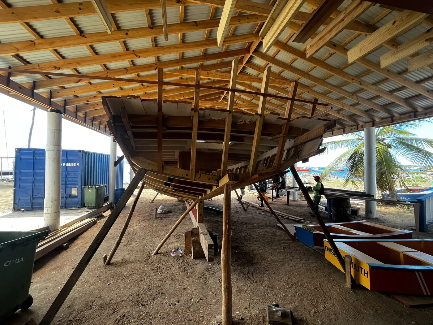 Windjammer : la coque vue de l’arrière, sur ses béquilles