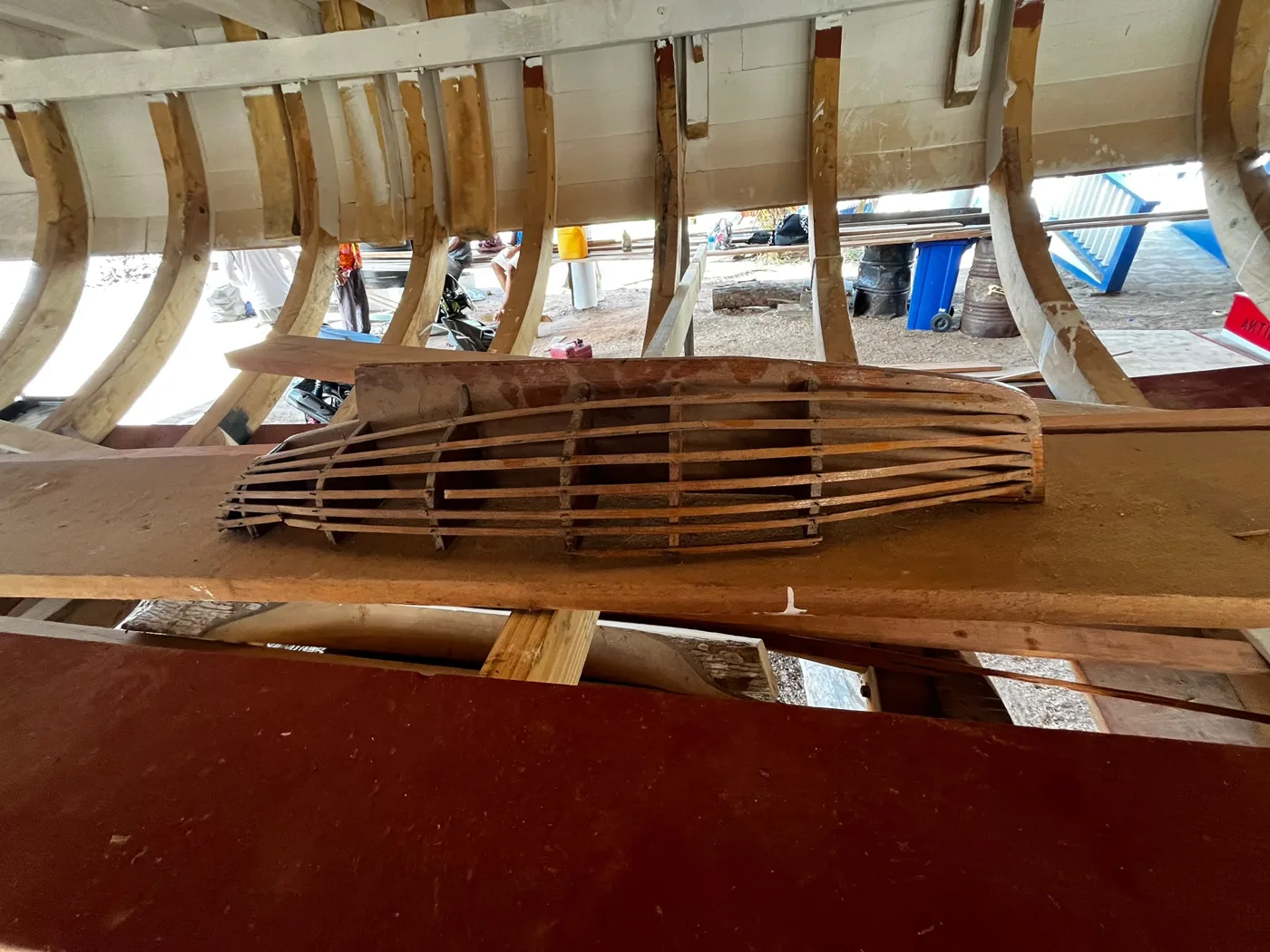 Windjammer : la maquette en lattes de la coque, posée dans le bateau